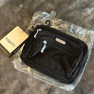 Baggallini Black triple zip bag nwt
